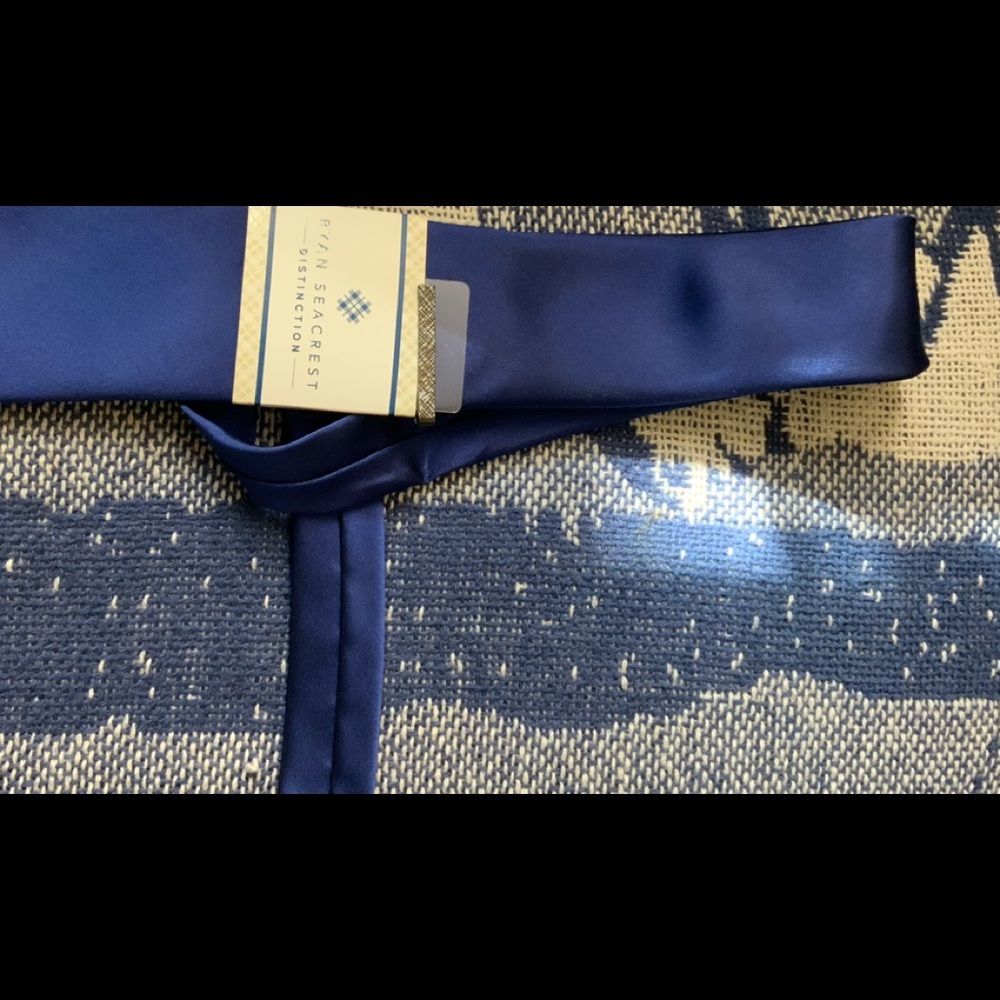 Ryan Seacrest distinction tie